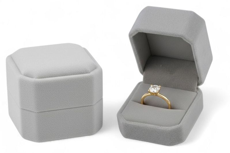 SZARE PUDEŁKO NA PIERŚCIONEK OBRĄCZKĘ KOLCZYKI KWADRAT BLACKBERRY PU37